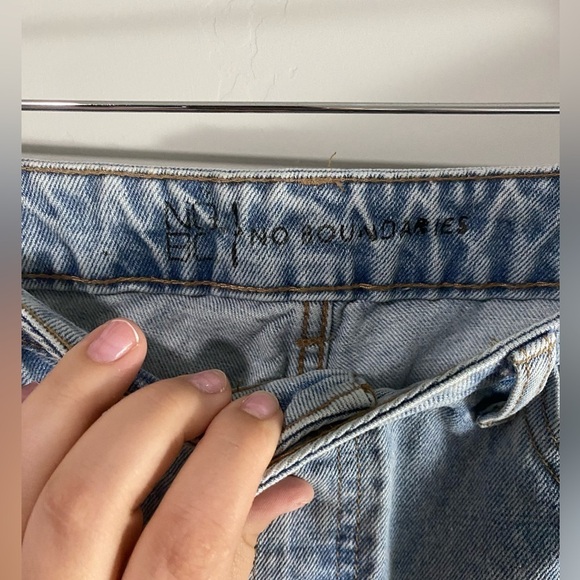 No Boundaries - Light wash distressed Jean pants - Picture 7 of 11